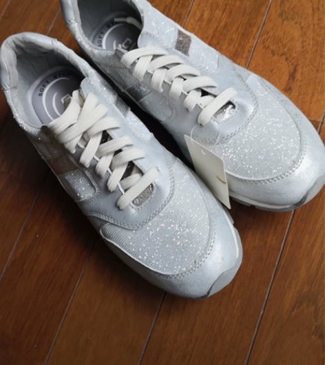 经典银灰色全新39码女式运动鞋吊牌在55包...
