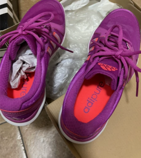 全新Adidas阿迪达斯女士运动鞋。个人闲...