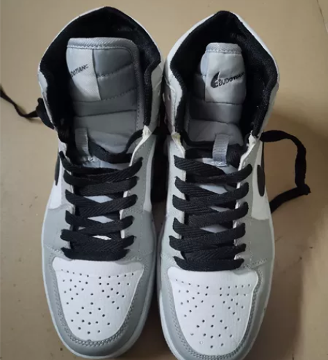 39码男式运动鞋 95成新，无任何损坏。3...