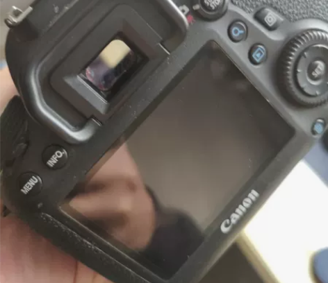 8成新佳能 EOS 6D 机身局部掉漆，正...