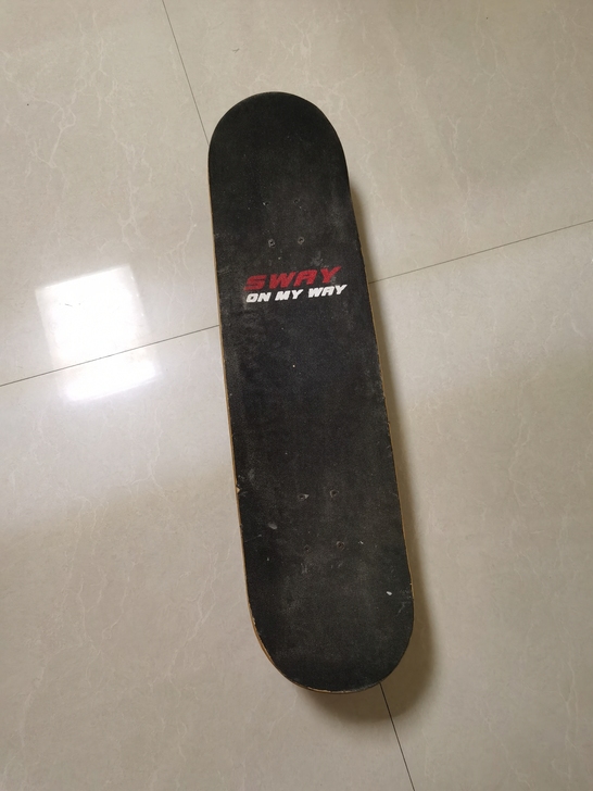 斯威四轮滑板，枫木底，底下碰掉一小块，不影...