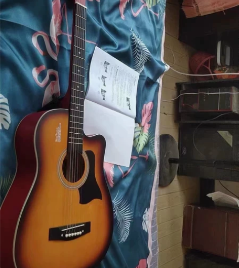 原价1400多的几乎全新单板吉他便宜出了，...