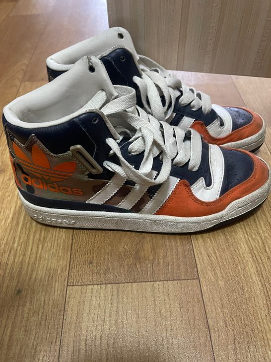 阿迪达斯橘色高帮鞋子，41码，有点脏，其实...