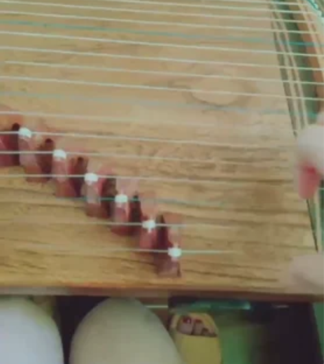 琴行实体店倒闭，剩下一些原价2000多的古...