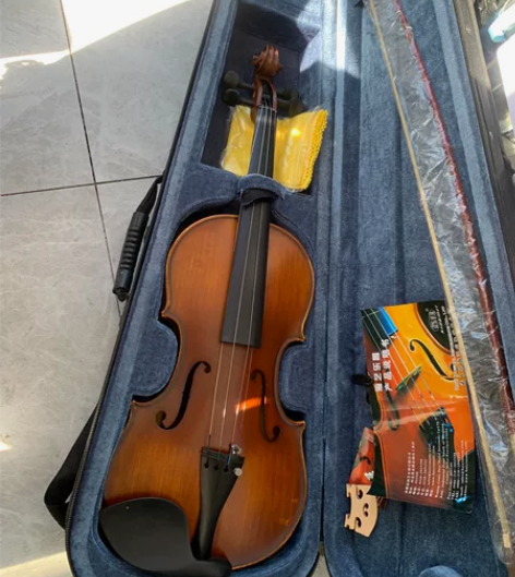 全新小提琴 一次未用 家人在小提琴学校买的...