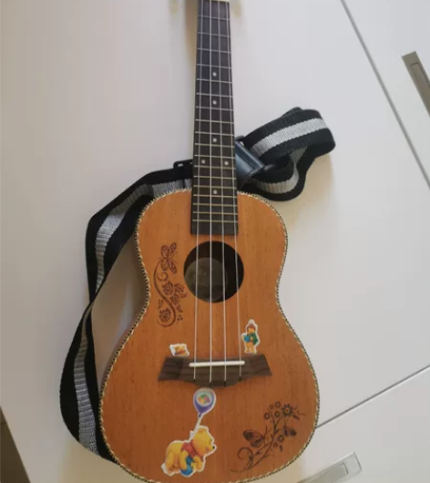 尤克里里几乎全新,没怎么用50元,自提 感...