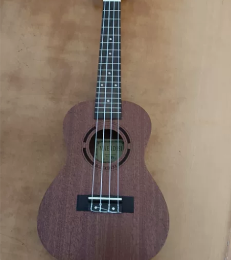 MAERDISI UK24尤克里里，有带包...