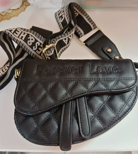 定型款女士斜挎包 感兴趣的话点“我想要”和...