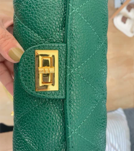 斜挎包，长度20厘米左右，全新，五金件无磨...