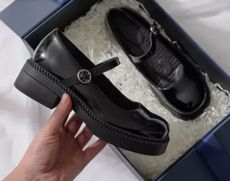 ?爱棉麻2021春新款单鞋女粗跟复古真皮淑...