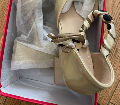 全新姜黄色单鞋跟高5.5厘米 上脚轻不想要...