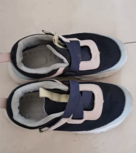 安踏女童运动鞋，32码，新旧如图 感兴趣的...