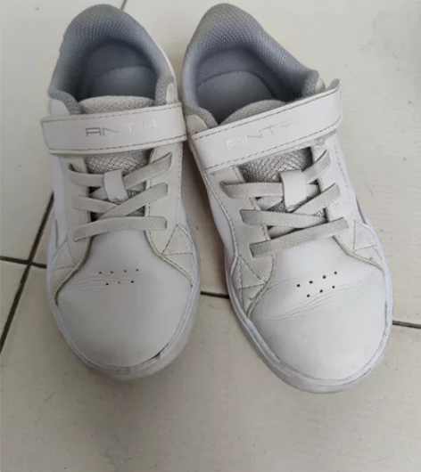 安踏小白鞋，29码，内长180cm 感兴趣...