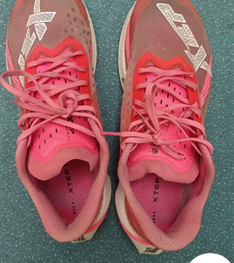 官方买的，成色如图有盒子有备用鞋带！特步1...