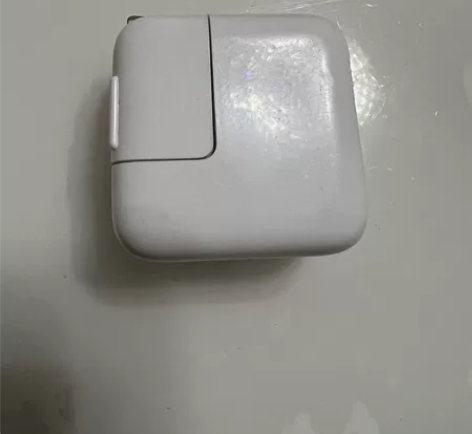 苹果原装10w充电头，早以前送的了，使用正...