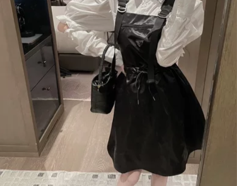 21早春新款女小个子尼龙背带裙名媛风露背抽...