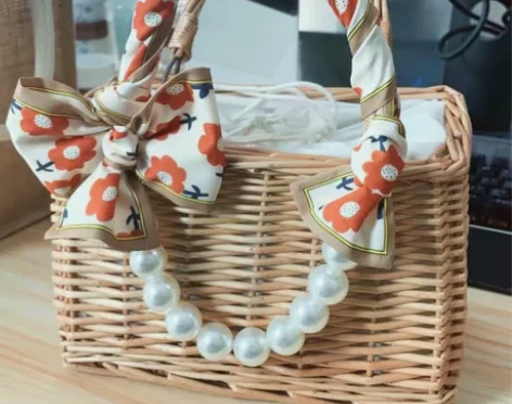 方形手提藤编箱，加内衬和珍珠链（丝巾），量...