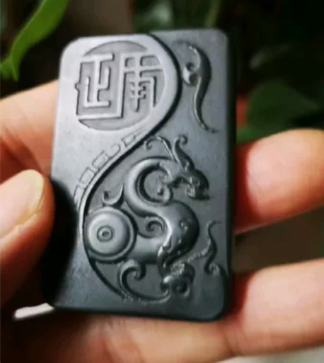 和田青玉古龙牌子，尺寸59/40/6。自然...