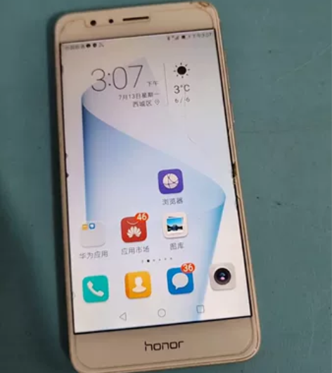 HUAWEI荣耀8，4+64G，外屏有磕碰...