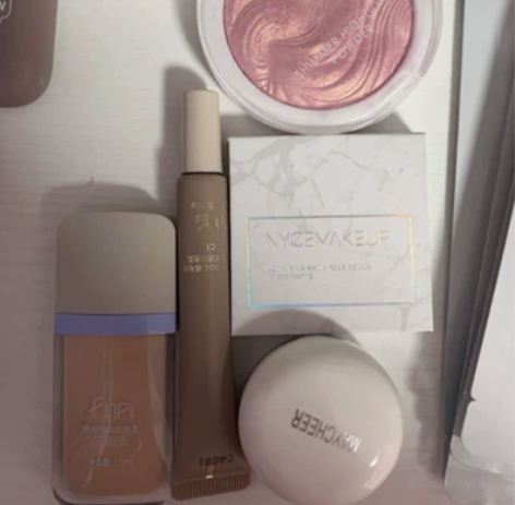 两个遮瑕一个修容，俩高光，不会用瞎买来了，...