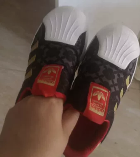 阿迪童鞋，银泰城买的，adidas阿迪达斯...