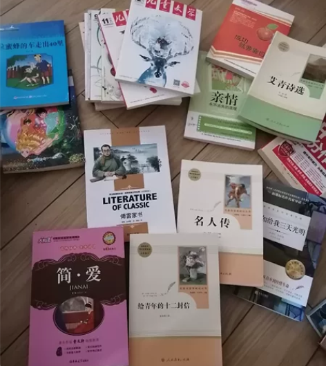 很多中小学书籍、课外书，都很新。 感兴趣的...
