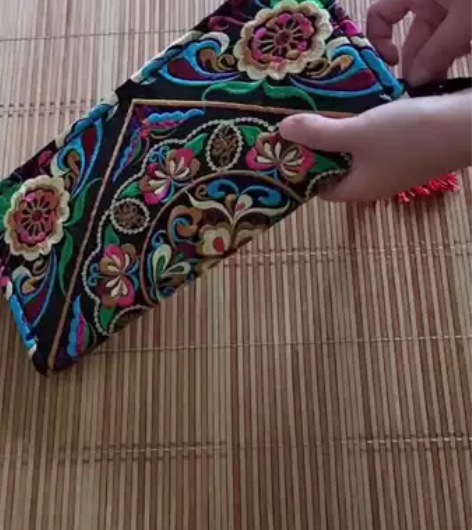 女士手拿包 刺绣布包 95%全新 周边省市...