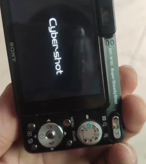 索尼dsc-w150相机，成色不错。能开机...