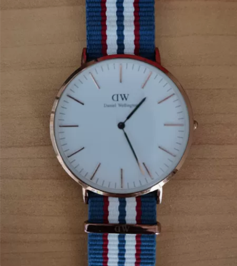 DW石英手表，镜面一处轻微划痕。 自用3年...