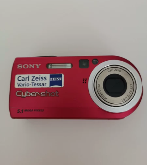 索尼数码相机,数年前购于香港专柜九千元左右...