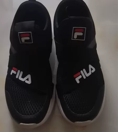 斐乐正品，今年夏天入，穿了两天，有点瘦，低...