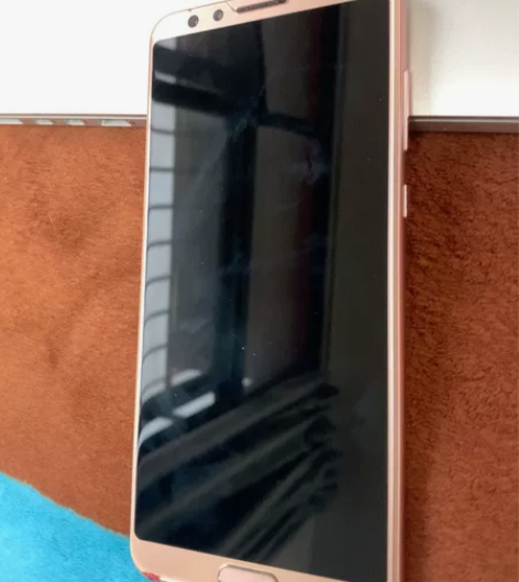 华为 nova2s 屏幕前摄像头位置又一点...