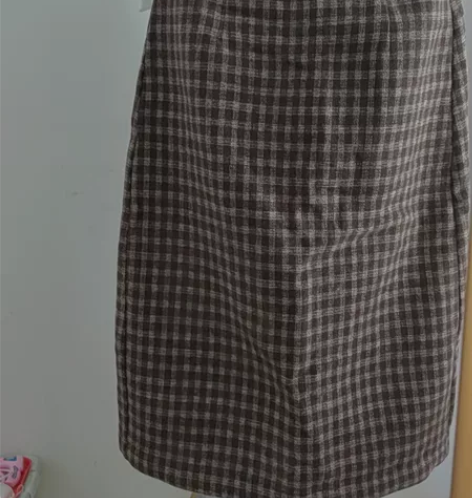 薄毛呢中裙就剩一件L码的，50元包邮，原价...