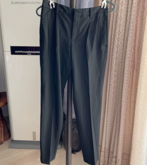 百次好评小店：Zara的女生黑色细条纹西裤...