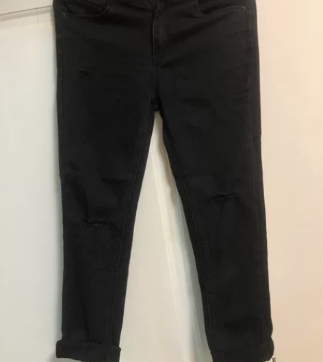 韩都衣舍品牌，黑色破洞七分牛仔裤，百搭款。...