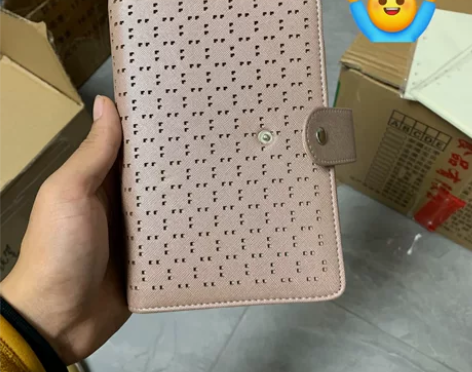 6孔活页笔记本日记本，封面采用PU皮，激光...