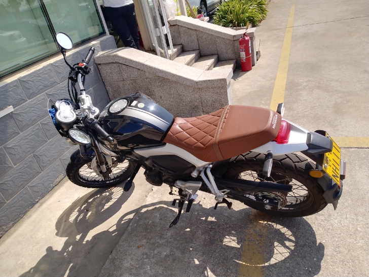 五羊本田CB190看车在开发区。