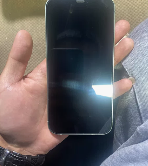 出自用苹果12 外观9成新 边框有磕伤细节...