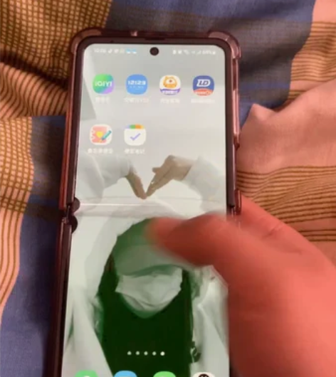 三星折叠屏，屏幕有折痕，有两个黑点一条线，...