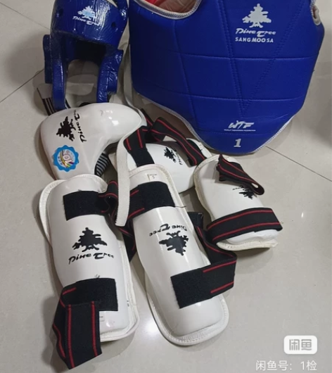 跆拳道护具套装9成新，没穿几次。300多买...