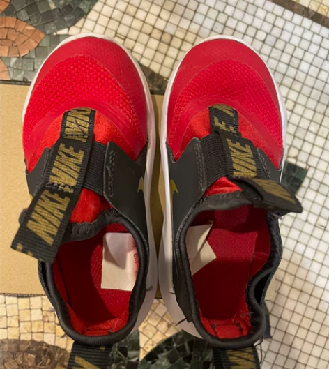 Nike红色运动鞋 购于美国