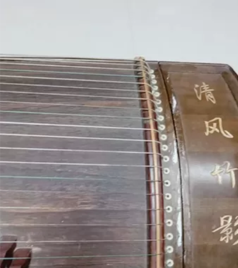 雅韵古筝，线下实体店2800买，因换琴原因...