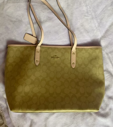 蔻驰斜挎包 粉色 感觉买到假的不过是用了蛮...