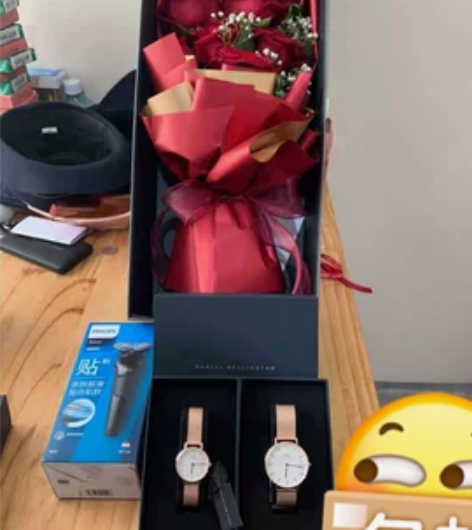 买的两只DW手表正品丹尼尔惠灵顿专柜购买有...