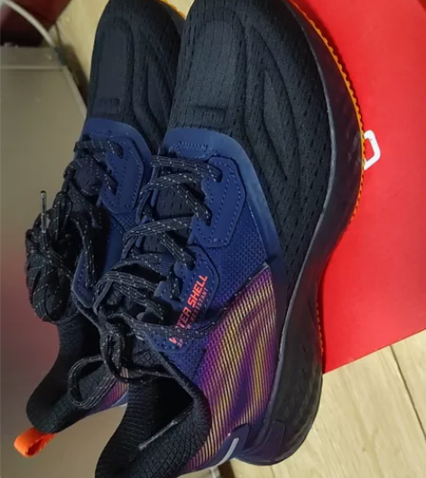 正品李宁云跑步鞋尺码43号，鞋面科技防水面...