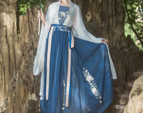 当初是参加元旦表演统一买的服装，但因为疫情...