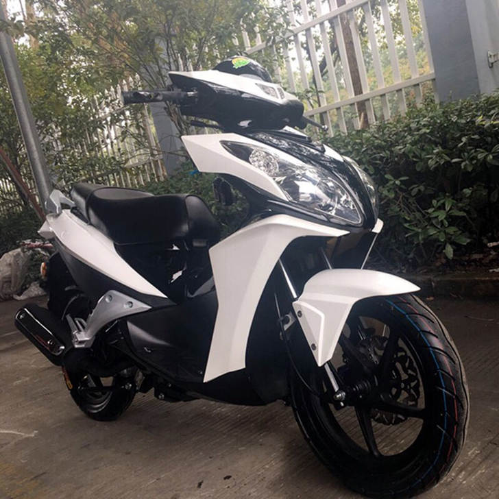 踏板摩托车一辆