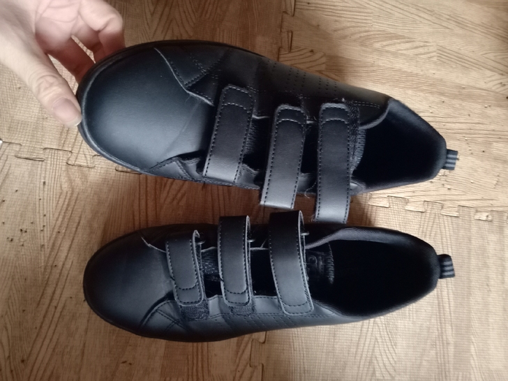 二手阿迪达斯男士运动板鞋42码