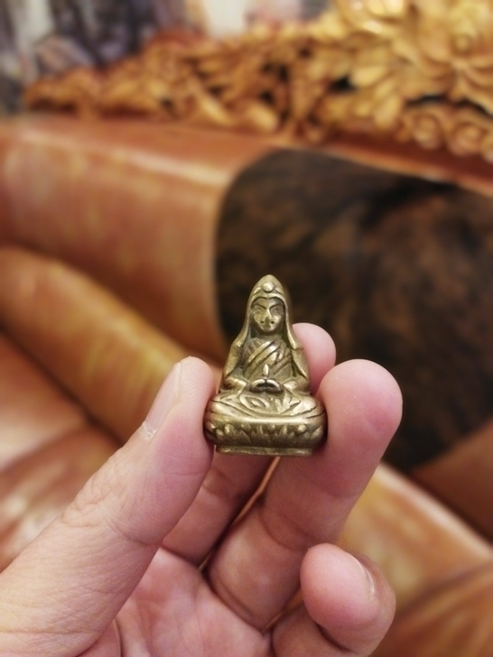 小铜佛一尊，可随身携带，品相一流，藏传的，...