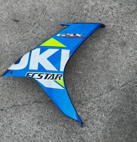 铃木gsx250 海神蓝 右导流罩轻微刮蹭...